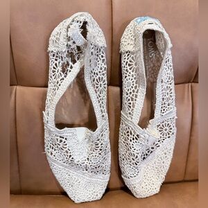 TOMS Women's Lace Crochet Flats